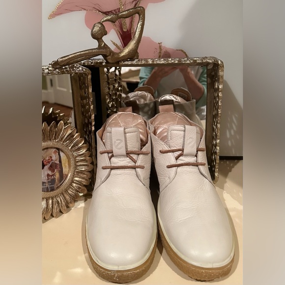 EUC 💠 ECCO “Crepetray” Chukka Boot in Creamy-white full grain leather. Size 9/40 - Picture 2 of 12